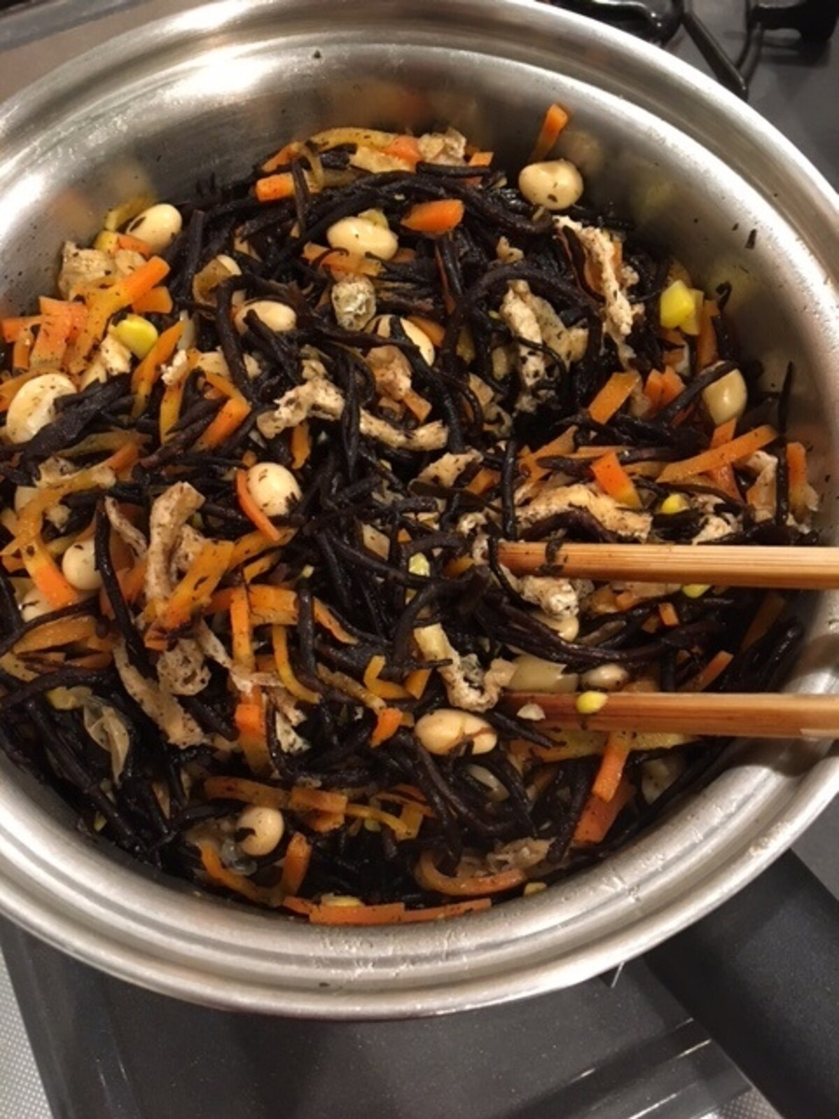 ひじきなどのお惣菜も大量に作り、小分けにして冷凍庫に保存します