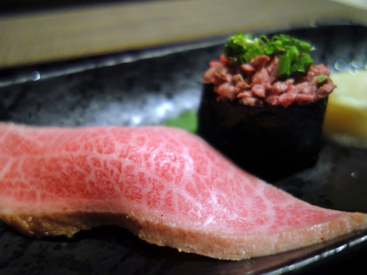 すみれ.牛肉の握り.牛肉.牛肉の寿司.Beef sushi.beef sushi.