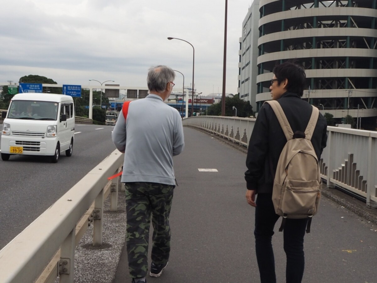 橋の上は交通量が多く、会話をするのもひと苦労だ