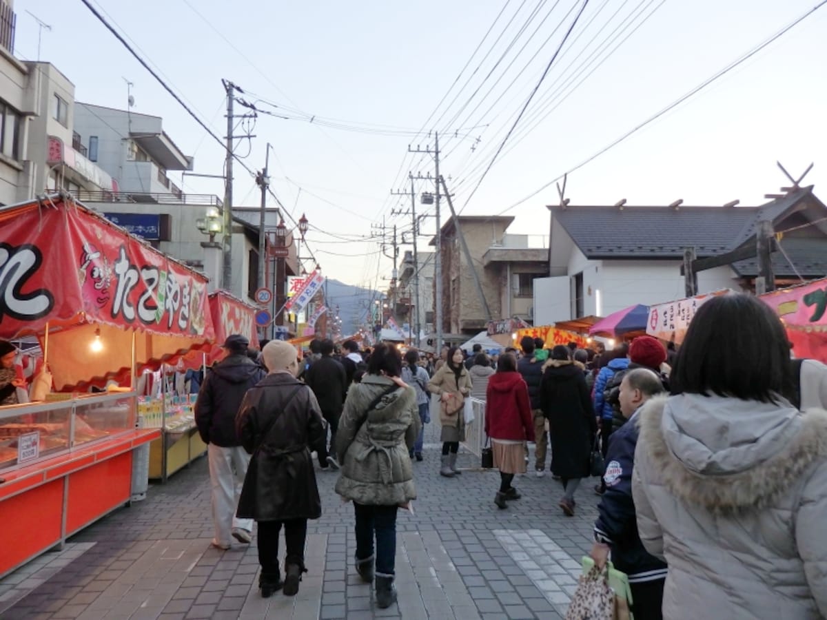 左右に露店が軒を連ねる番場通り