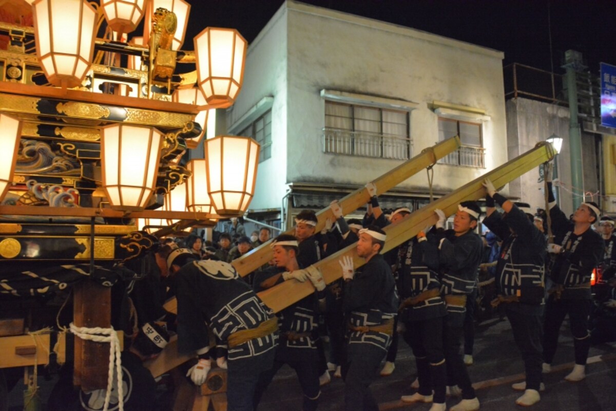 ギリ廻しで方向転換する中町屋台