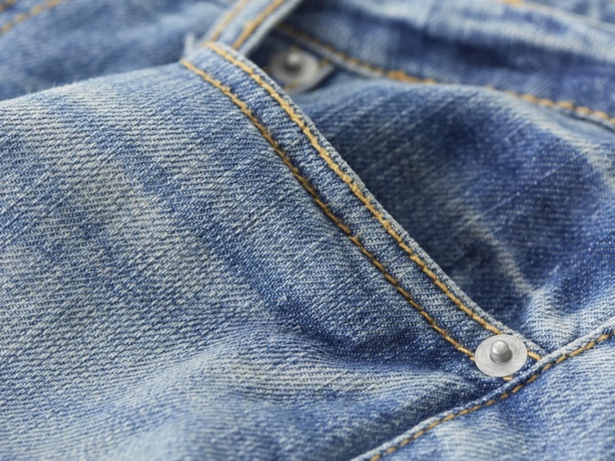 ユーズド感を提供するために、ストーンウォッシュやバイオウォッシュなど、さまざまなウォッシュ加工が施されるようになりました。