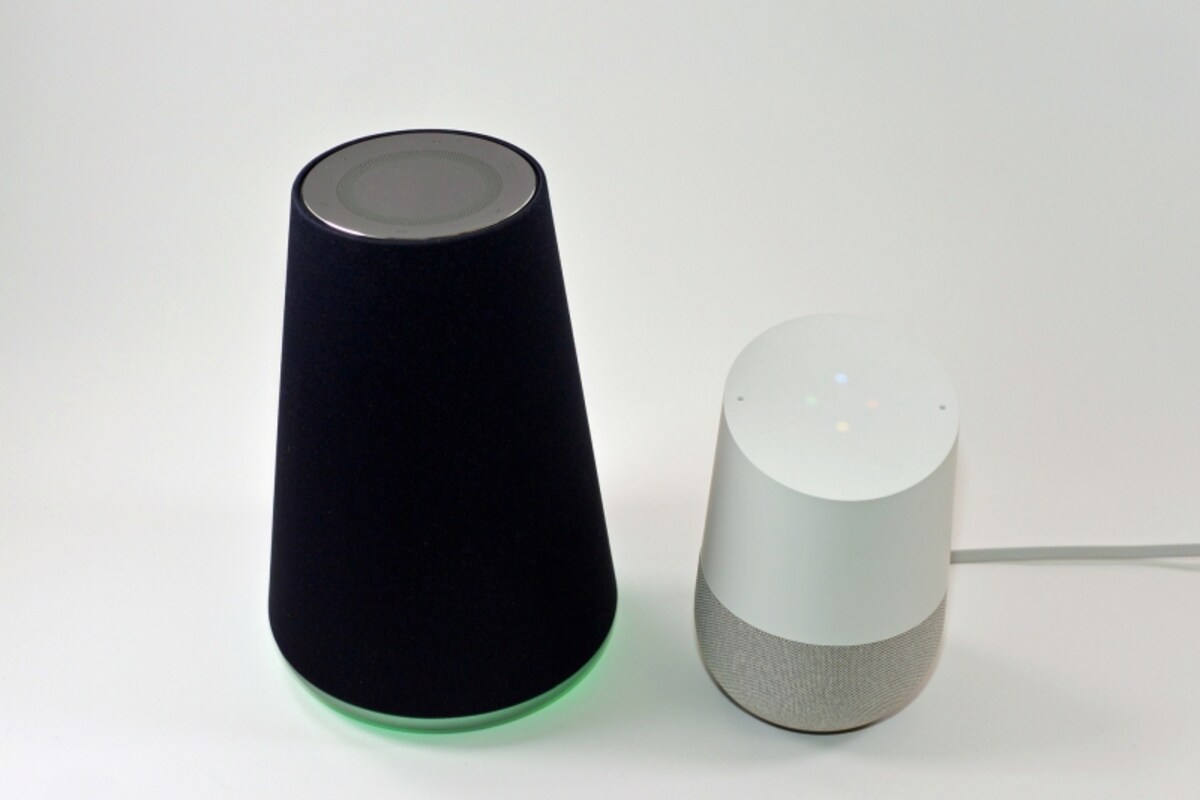 LINE「Clova WAVE」（左）と、「Google Home」(右）