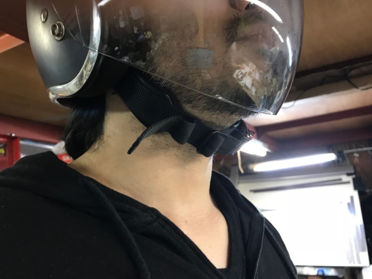 あご紐がしっかりと締まっていないと事故の際に脱げてしまうこともある
