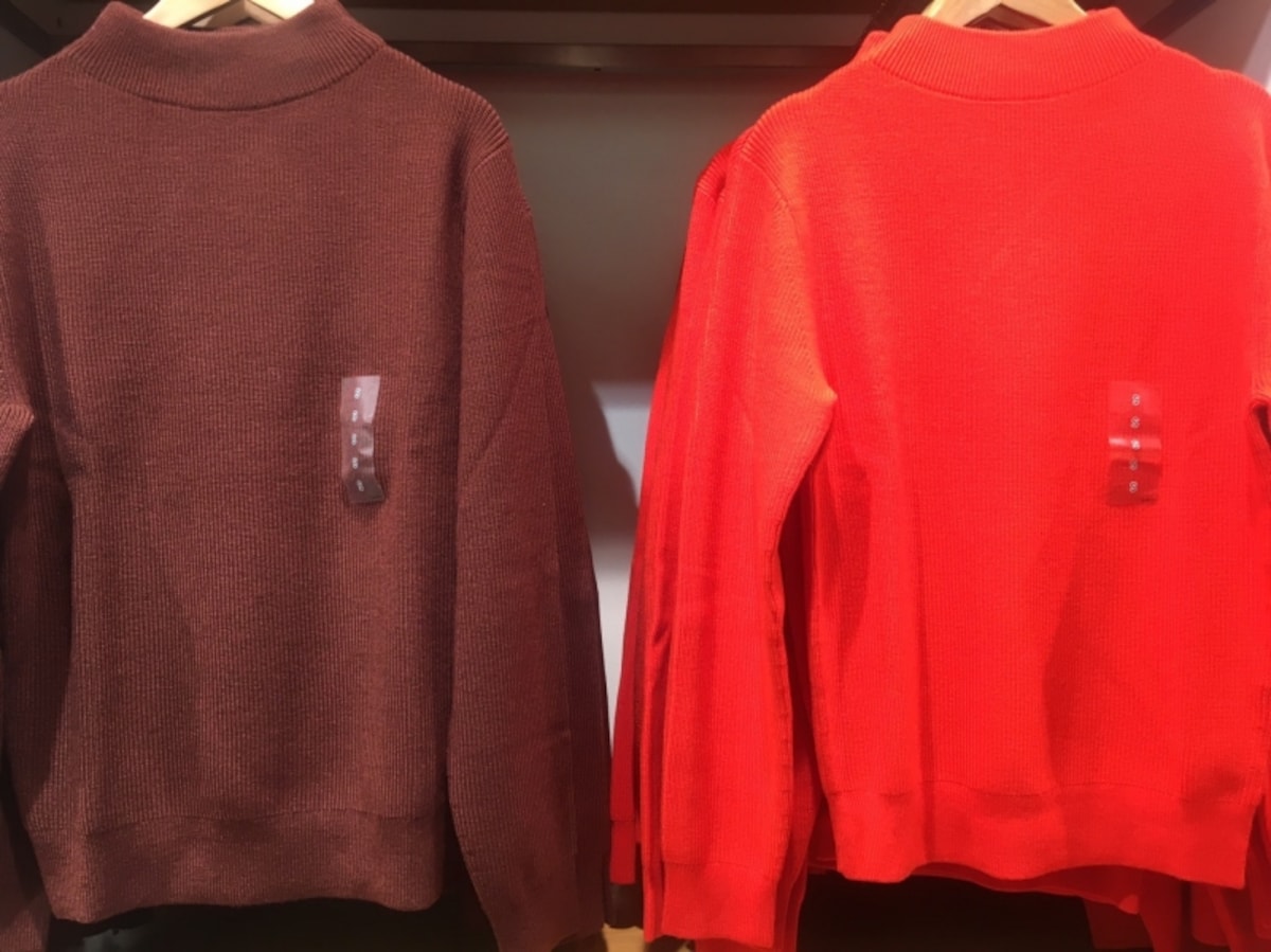 強烈なネオンカラーのニット。Tシャツはじめ、レディースのみならず鮮やかで強い色を取りいれたユニクロU。ここに一般のユニクロ商品との違いを感じます。