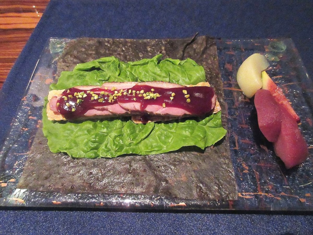チャイナブルー 鴨肉と湯葉、パインの自家製クレープ包み