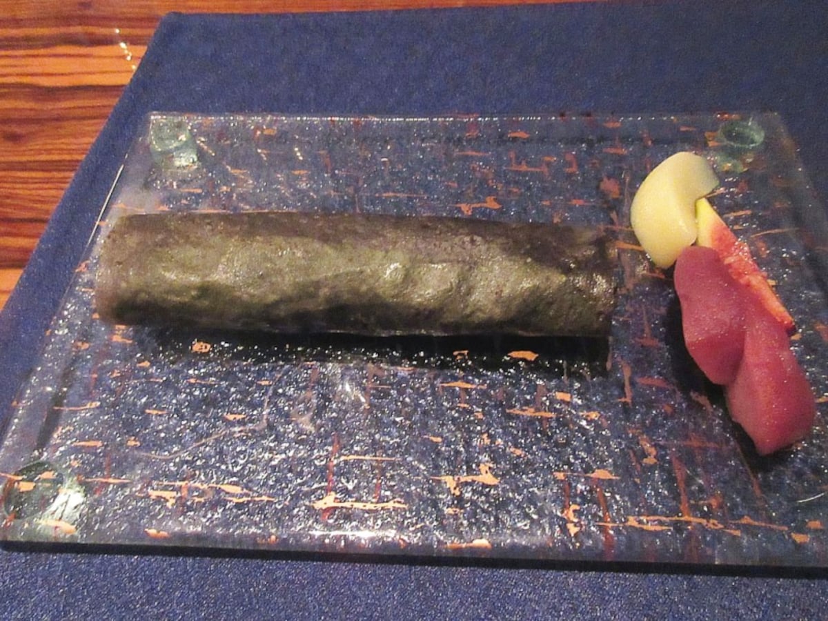 チャイナブルー 鴨肉と湯葉、パインの自家製クレープ包み
