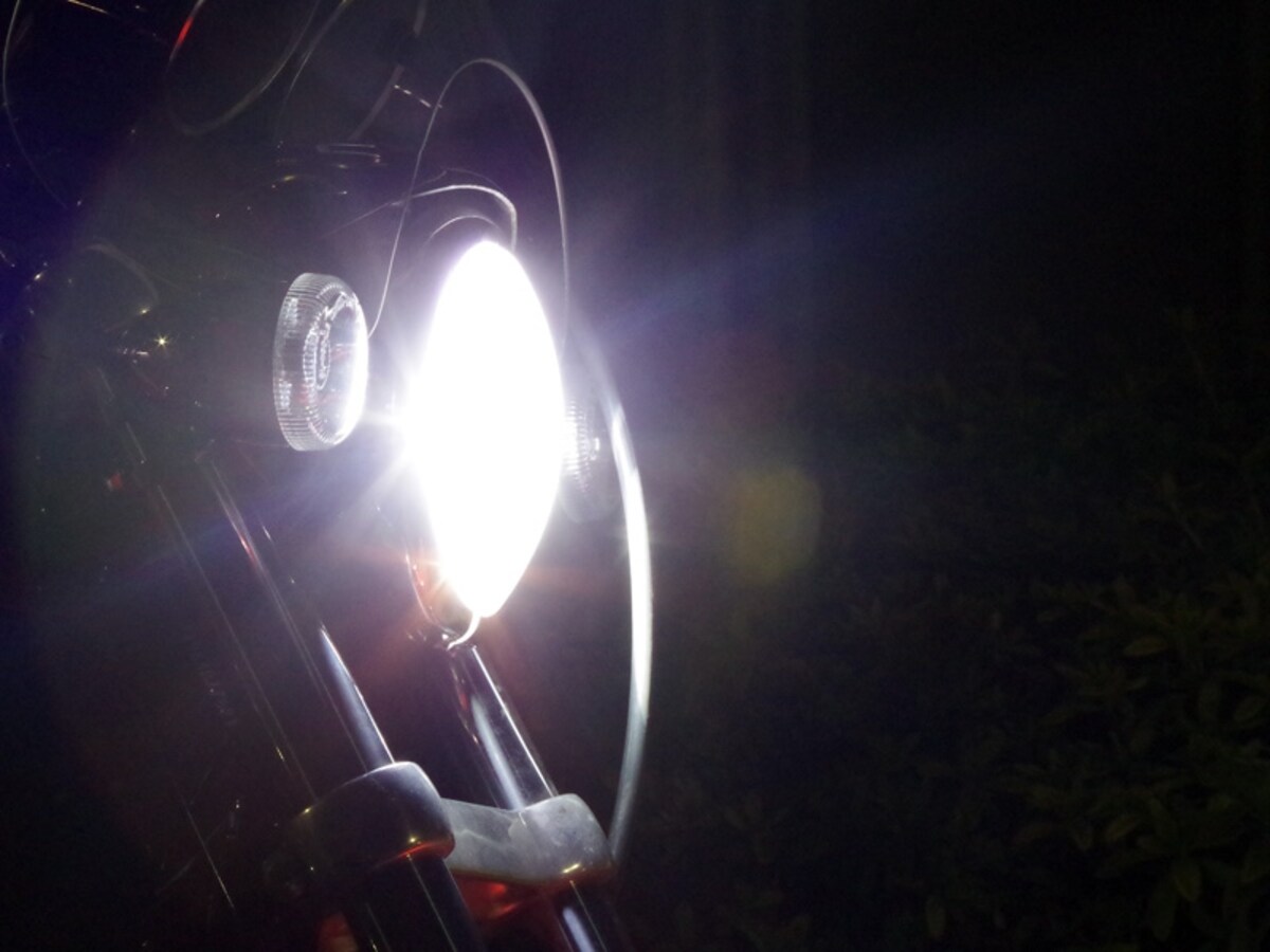HIDやLEDは非常に明るいが周りのドライバーにとっても眩しいかも