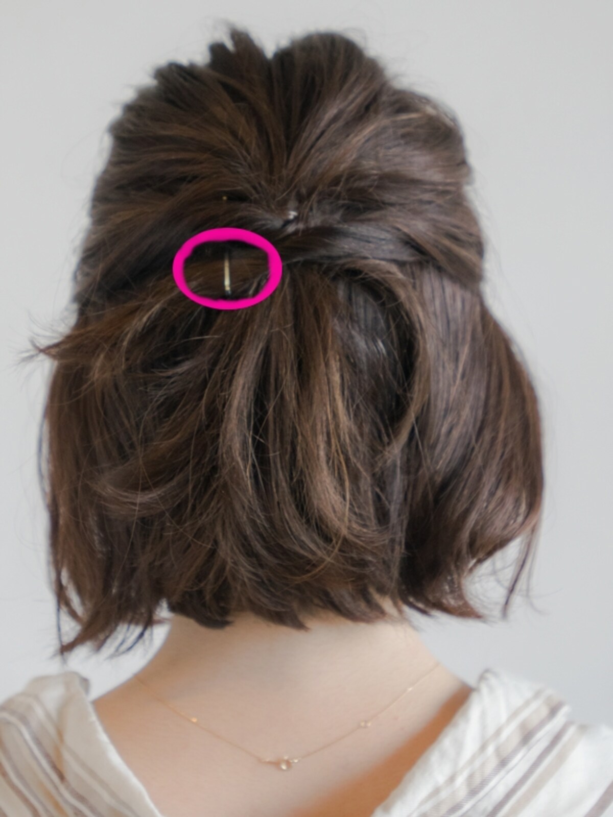 センターよりやや左側でアメピンで固定する