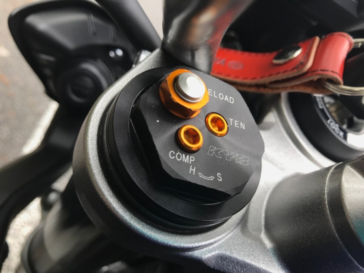 MT-10のカヤバ製フルアジャスタブル　フロントフォーク