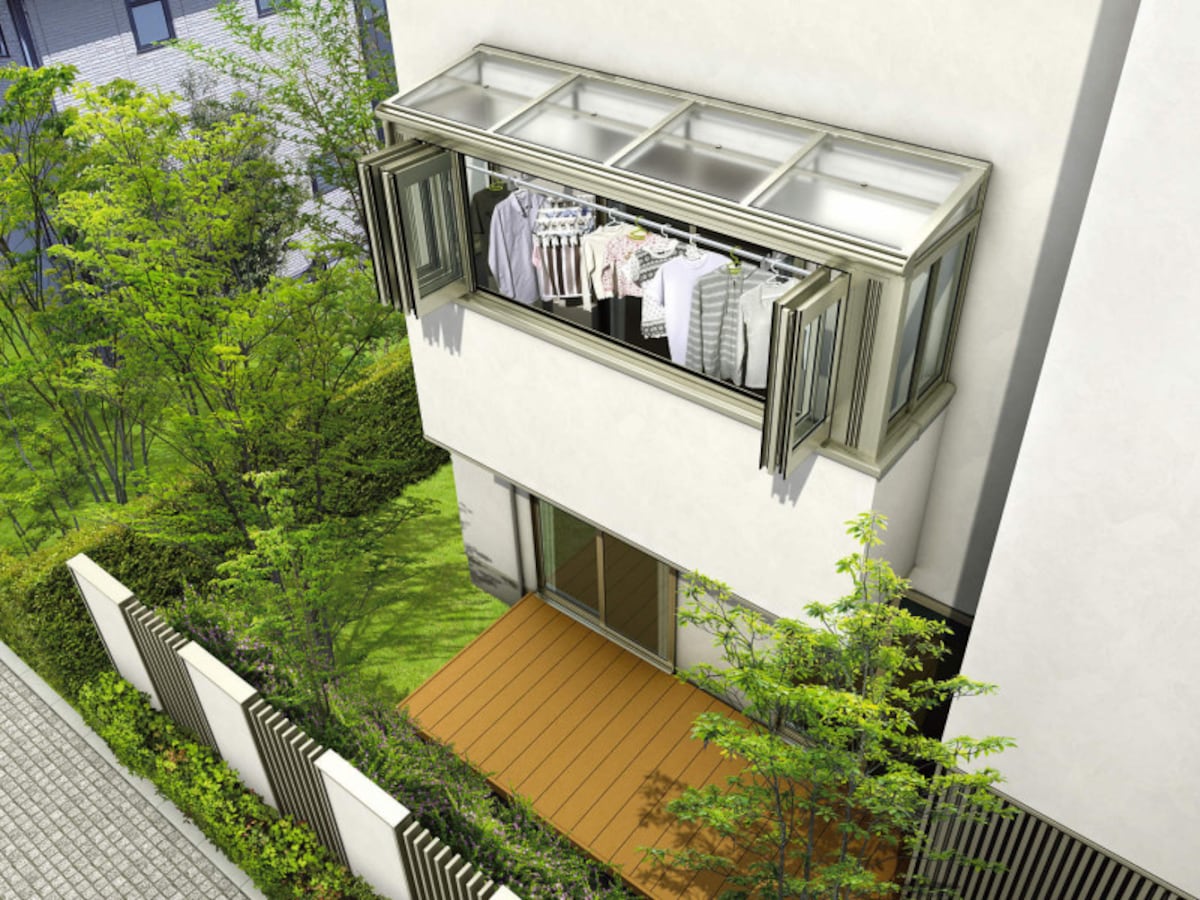 風が強い日や雨の日でも、洗濯物を干すことが可能。正面、側面とさまざまな開口バリエーションが揃う。 [サンフィール3 躯体式バルコニー囲い フラット型 屋根ふき材：ポリカ （トーメイマット） エアールーバー 天井カーテン付 （開） H2] 　 YKK AP　https://www.ykkap.co.jp/