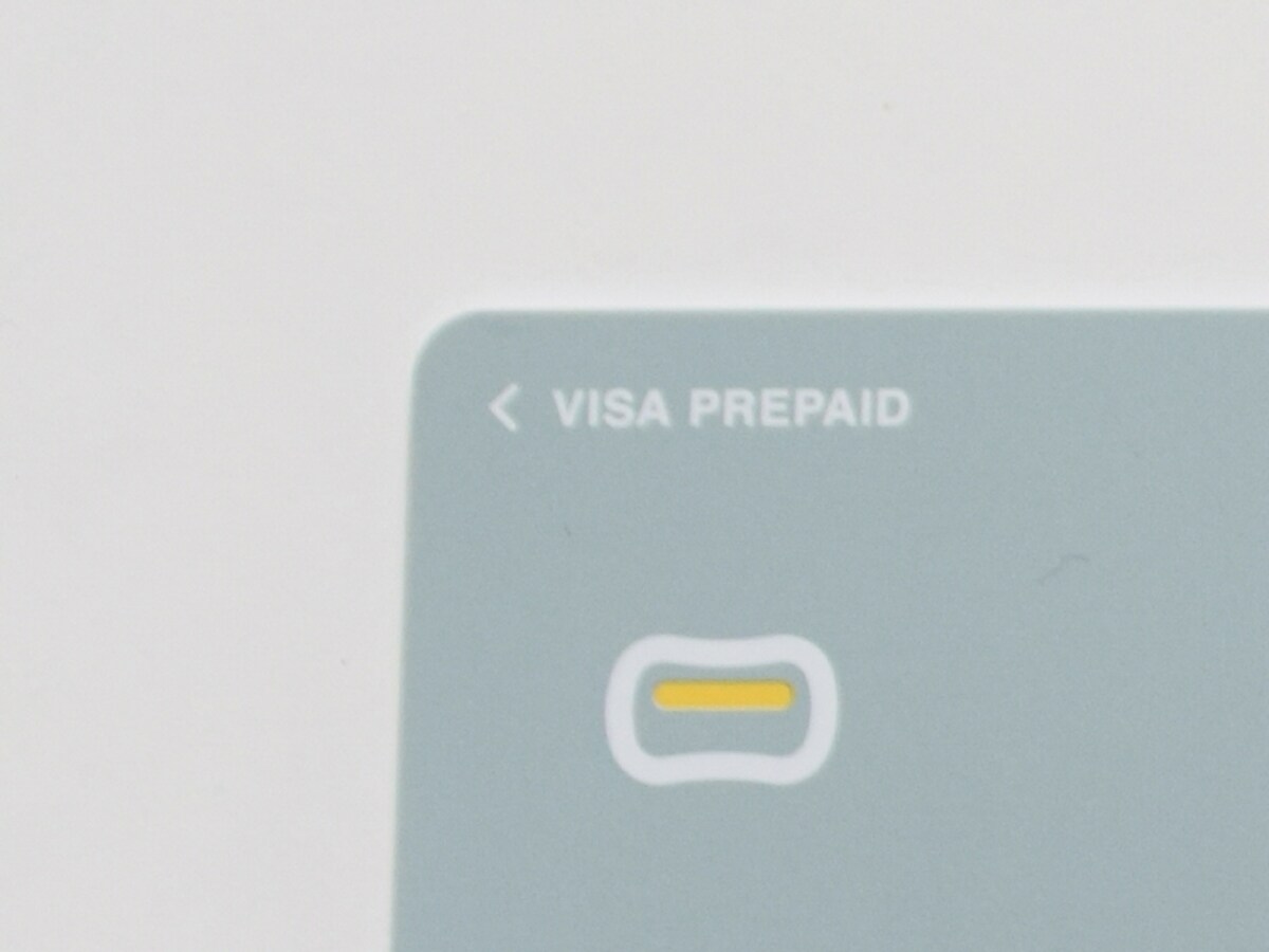 プリペイドカードは「PREPAID」と表記がある