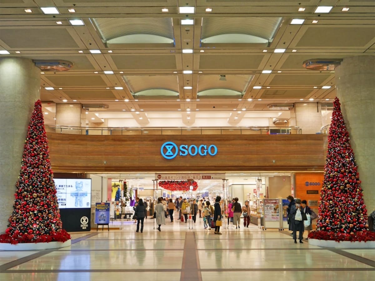そごう横浜店 地下2階正面入口の巨大なツリー（2017年11月1日撮影）