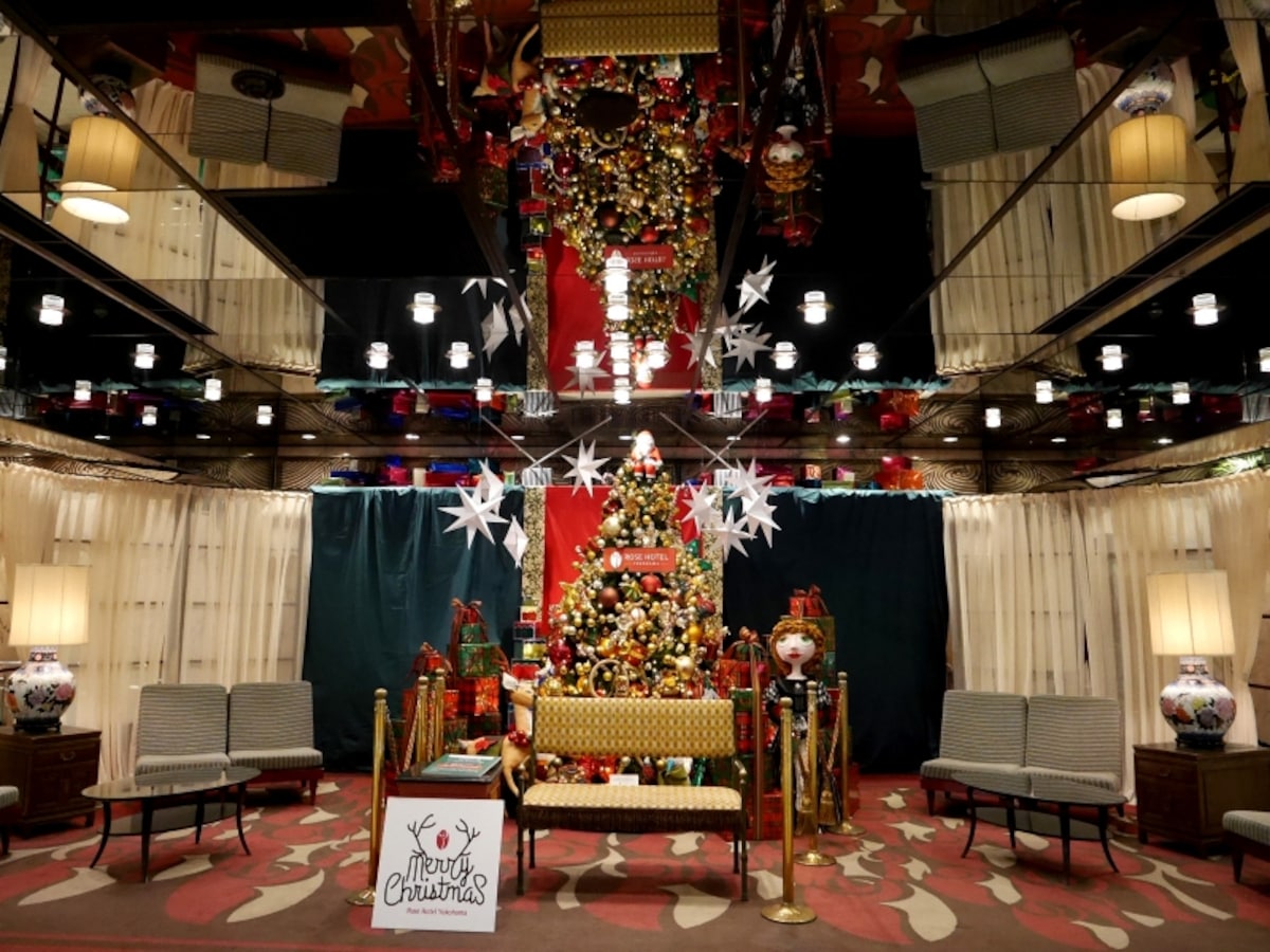 横浜中華街にあるホテルのロビーらしい、異国情緒満点のクリスマスツリー（2017年11月7日撮影）