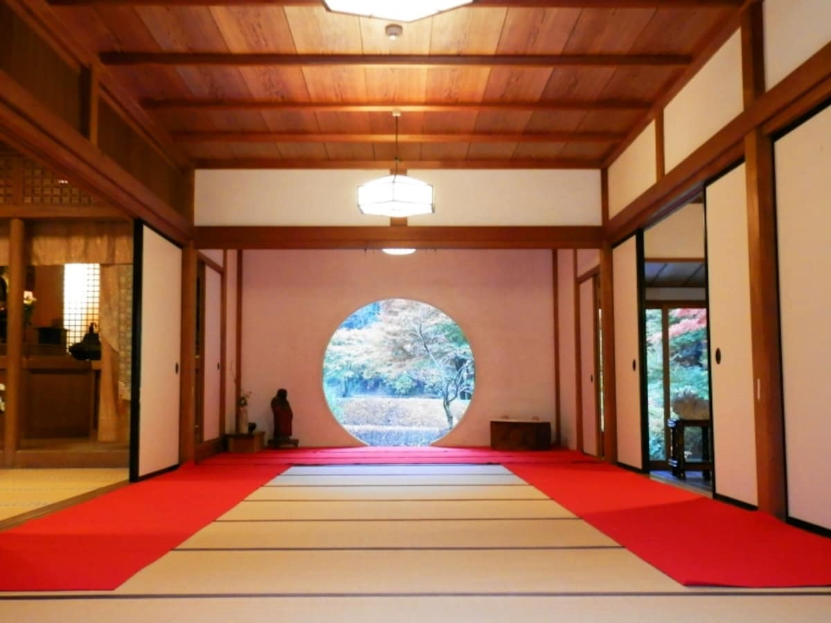 丸窓から望む庭園