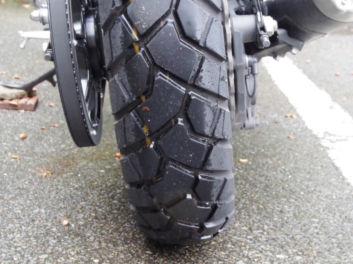 SCR950のタイヤパターンは本格的なオフロード向けではないが、砂利道ぐらいなら走れそう