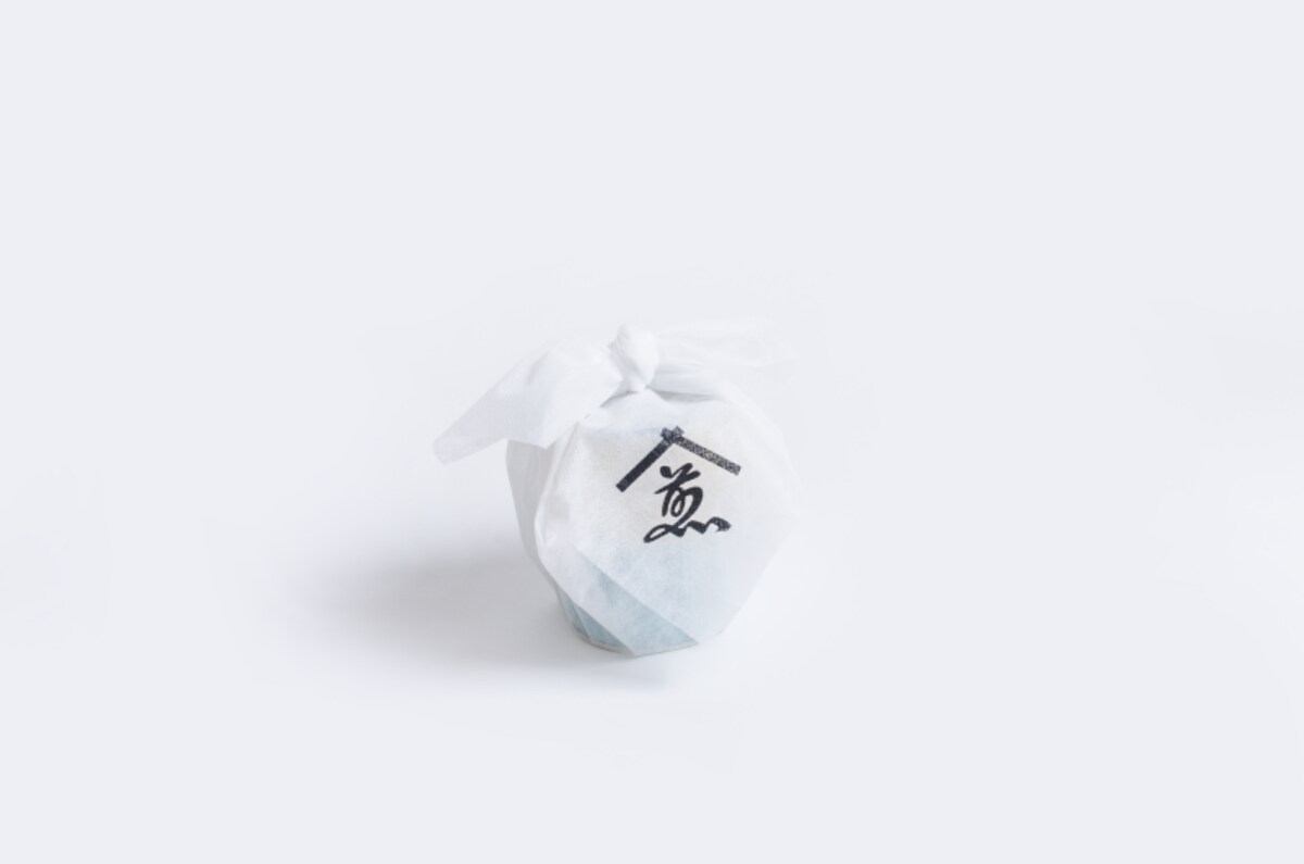 煎茶堂東京のオリジナル風呂敷に包んで