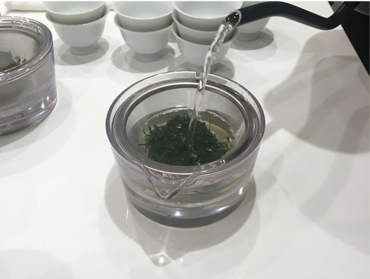 煎茶堂東京のオリジナル透明急須は、使い方は普通の急須とまったく同じ