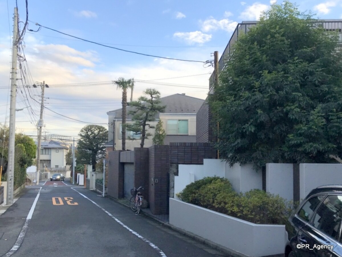 低層住宅街の街並み（目黒区平町：撮影2017年11月23日）