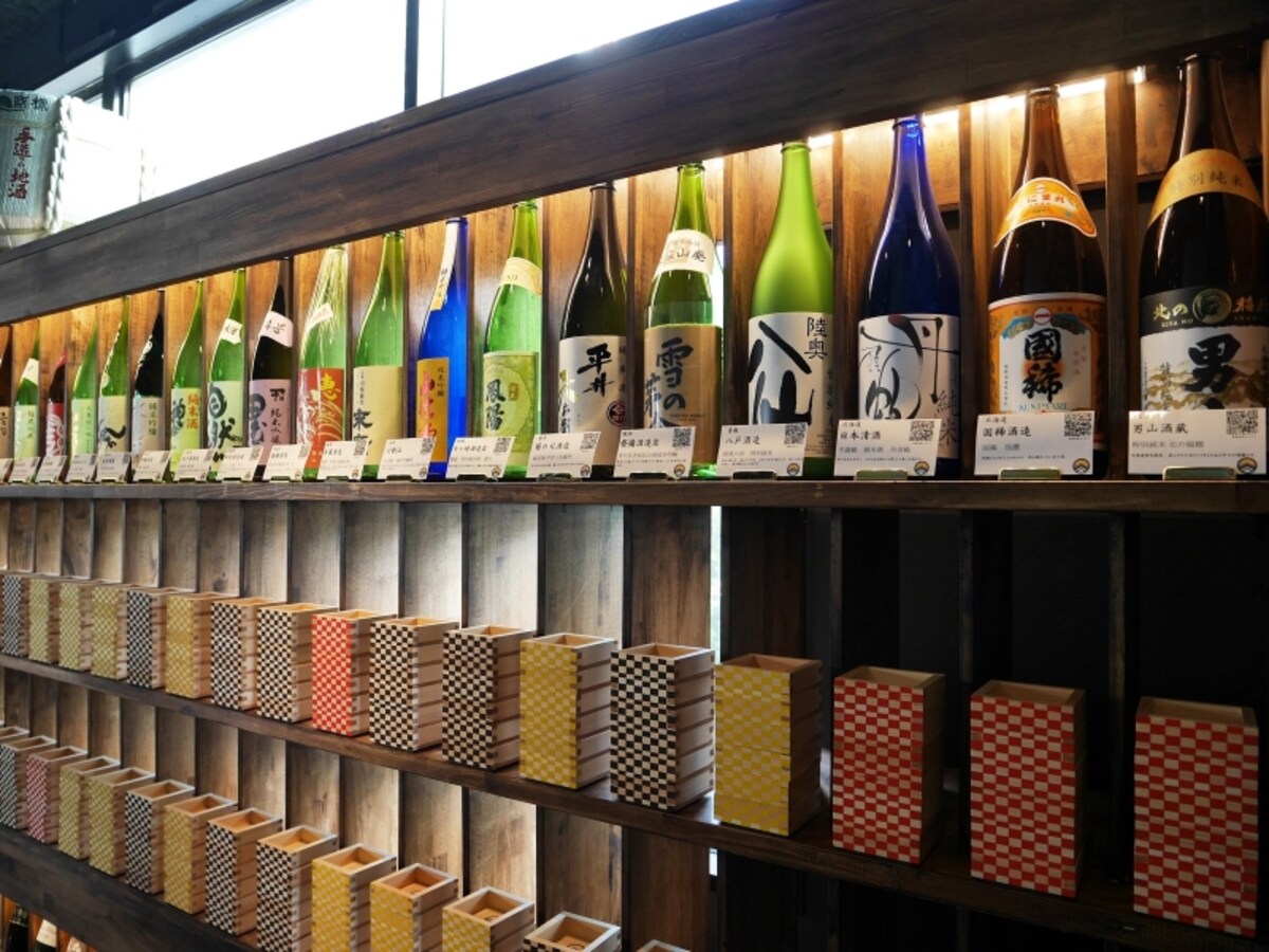 「AKATSUKI NO KURA」には常時100種類の日本酒が並びます（2017年11月17日撮影）