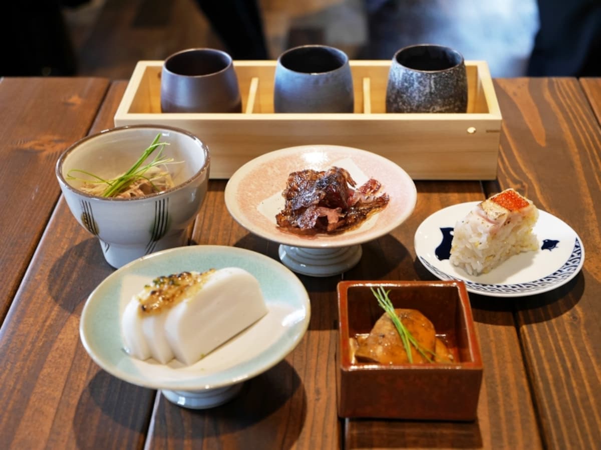 日本酒もアテも少しずつ、いろいろ試せる気軽な価格と量がうれしい！（2017年11月17日撮影）