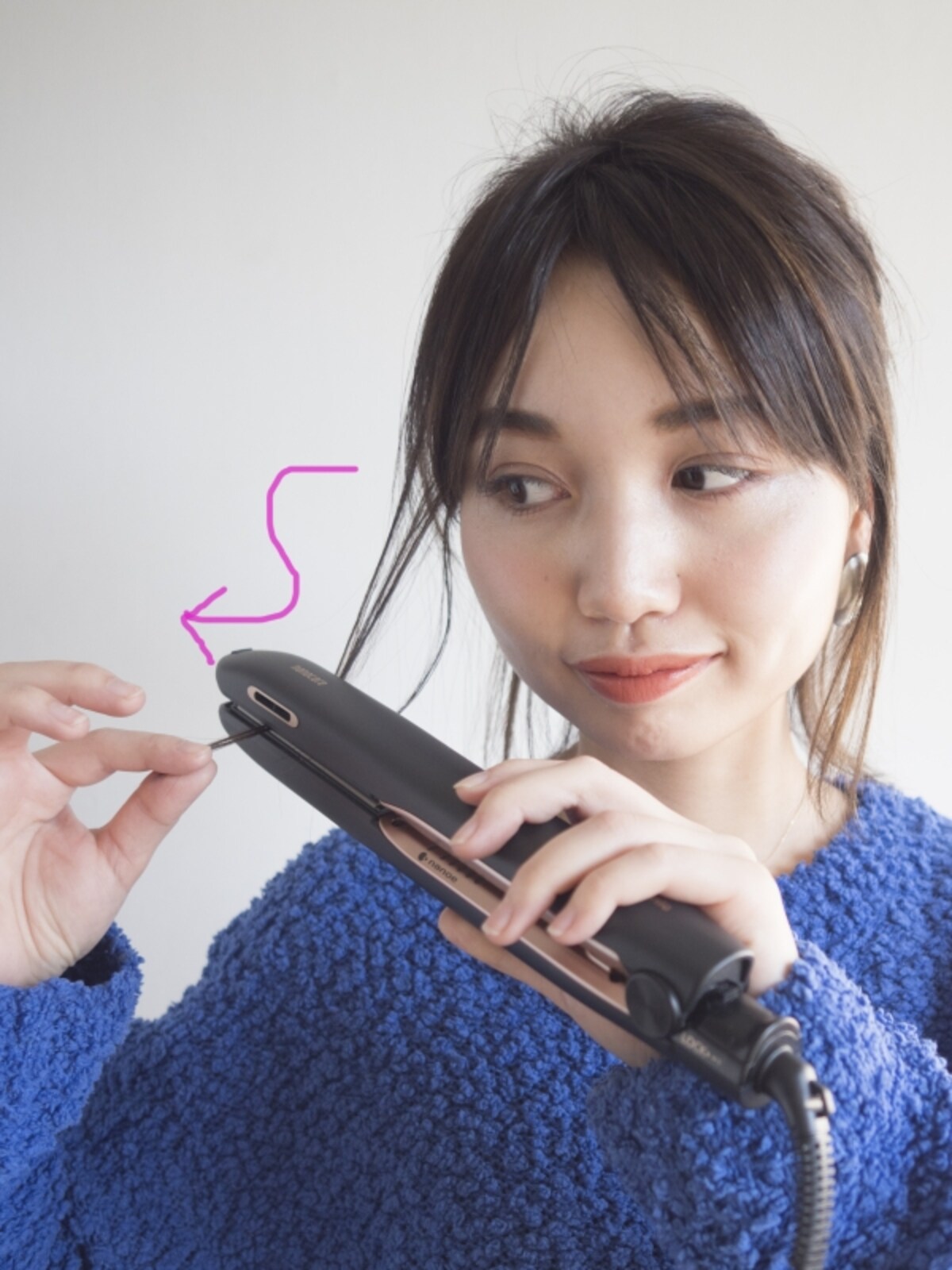 毛先を外ハネに巻く