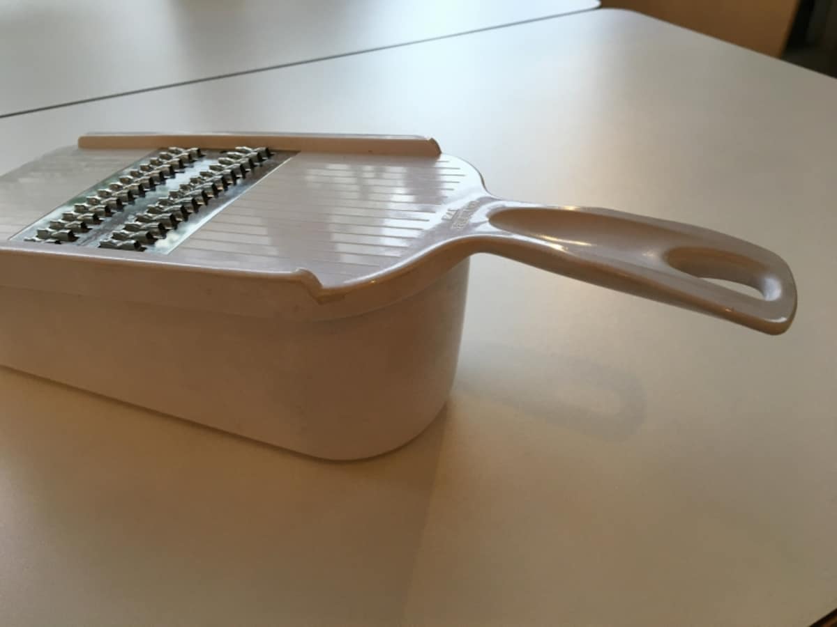  料理教室でも長年愛用している、貝印「SELECT100 調理器セット」のスライサー。この斜め具合が使いやすいのです！