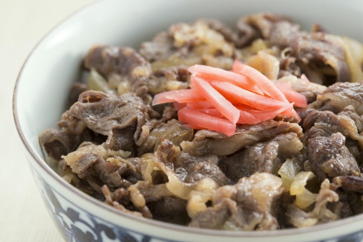 国内２位の牛丼チェーンを展開する吉野家。男性にはファンが多いと思いますが、株主優待も大人気の企業です。