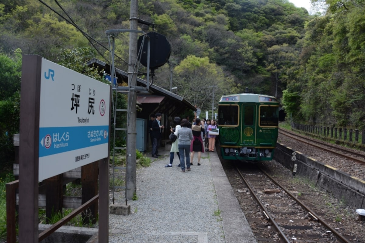 観光客で賑わう坪尻駅