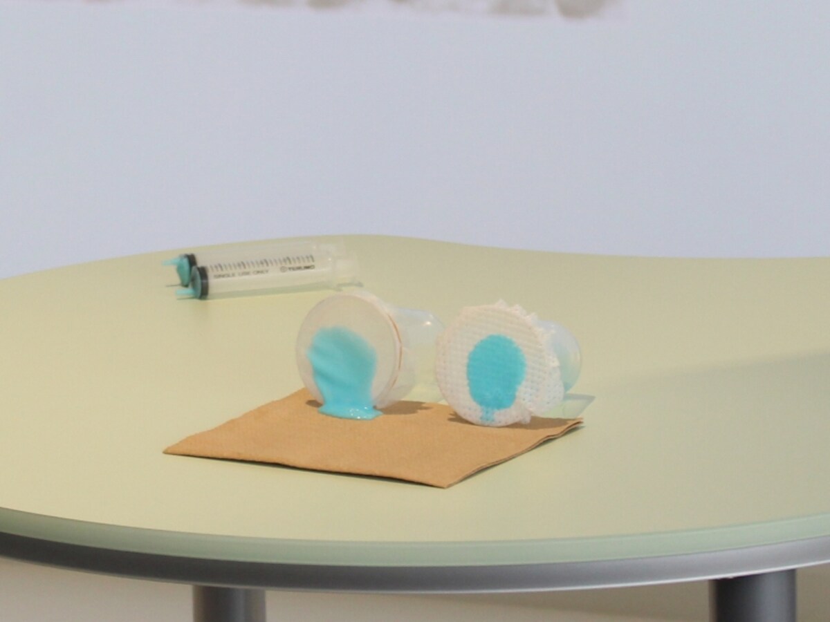 従来シート(左)と、「3D穴あきメッシュシート」に、ゆるゆるうんちを模した液体を垂らしてしばらくおき、傾けると……従来シートは液体が垂れてしまいました
