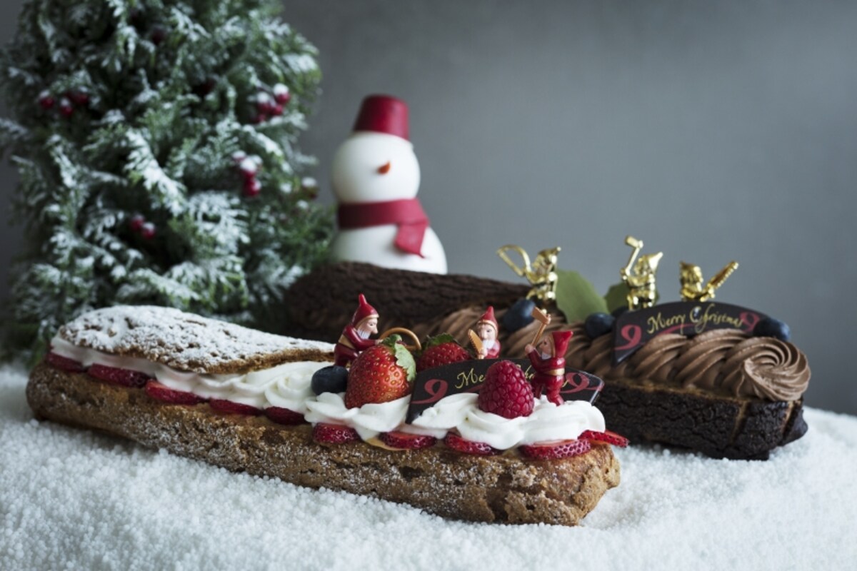  2種のエクレアケーキ 　手前／苺と甘酒のエクレアケーキ～「雪」～ 　奥／クリスマスプディングのエクレアケーキ ～We Wish You A Merry Christmas　各 ￥3,200