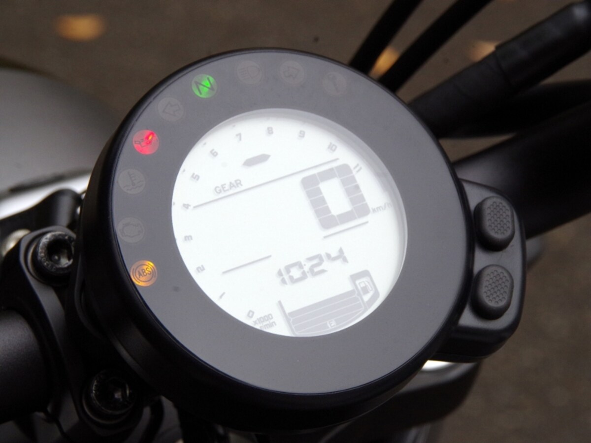 XSR700のメーターは丸型に変更