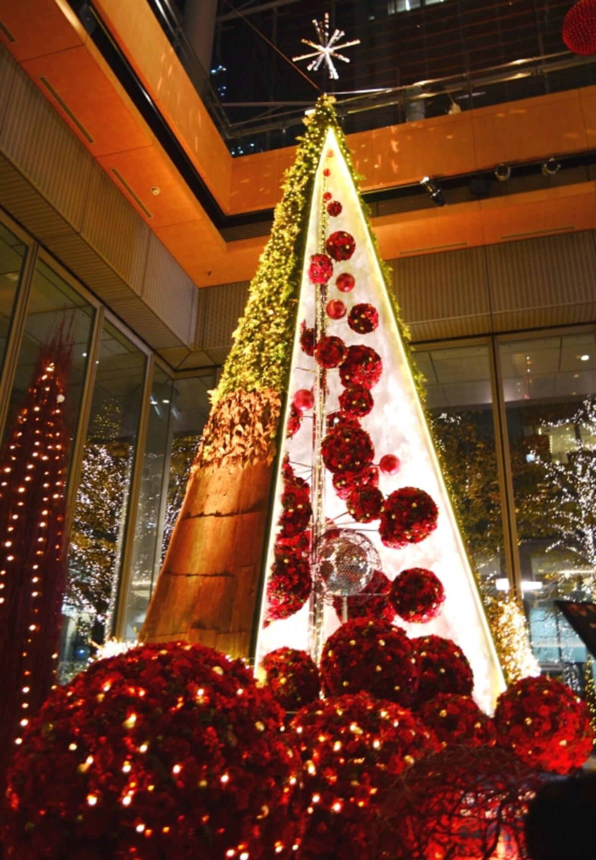 丸ビル１階の“Blooming Anniversary Tree”