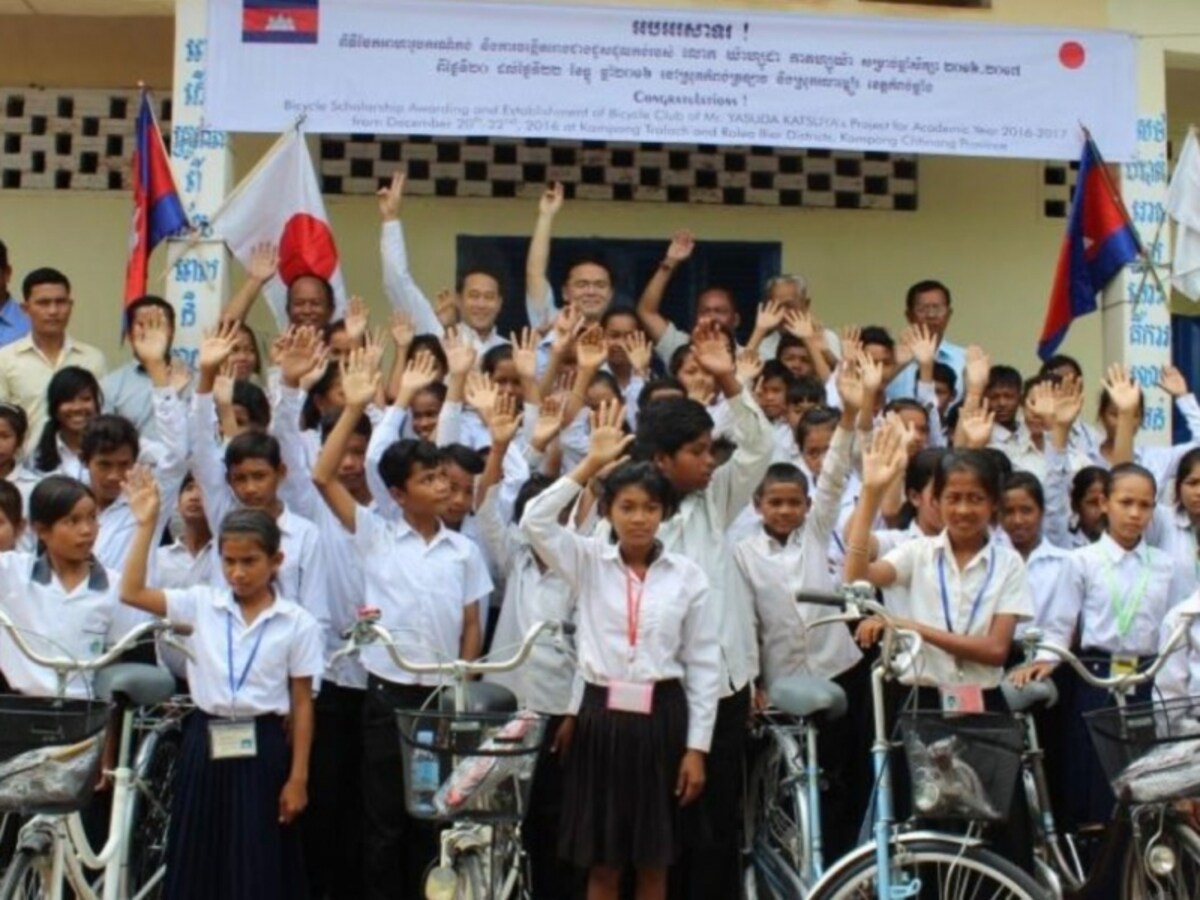 カンボジアの中学生の通学支援のために100台の自転車を送る