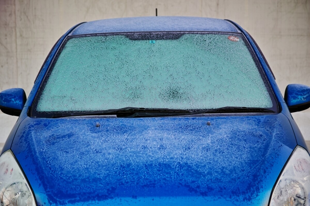 出かけようと思ったら、フロントガラスに氷が…