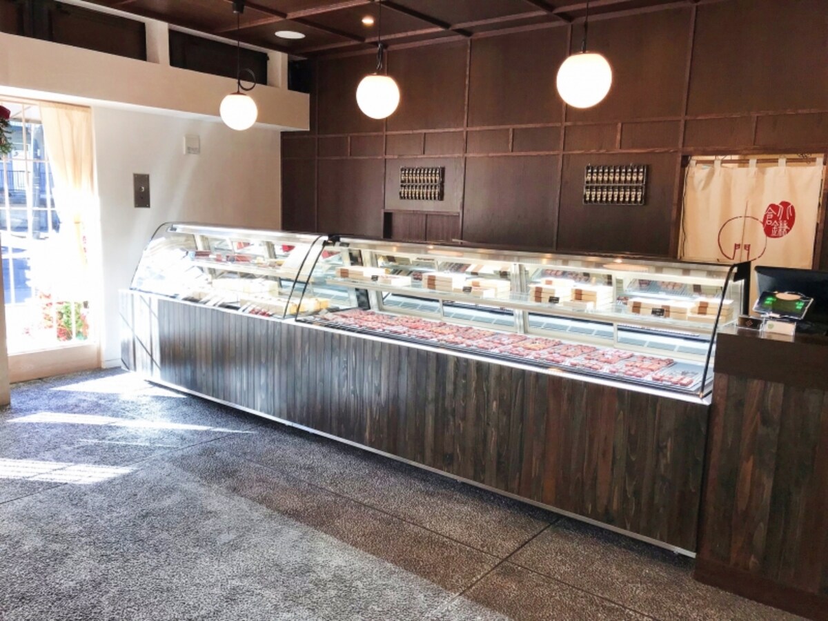 「ショコラトリー カルヴァ 北鎌倉 門前」の木調を生かした落ち着いた店内