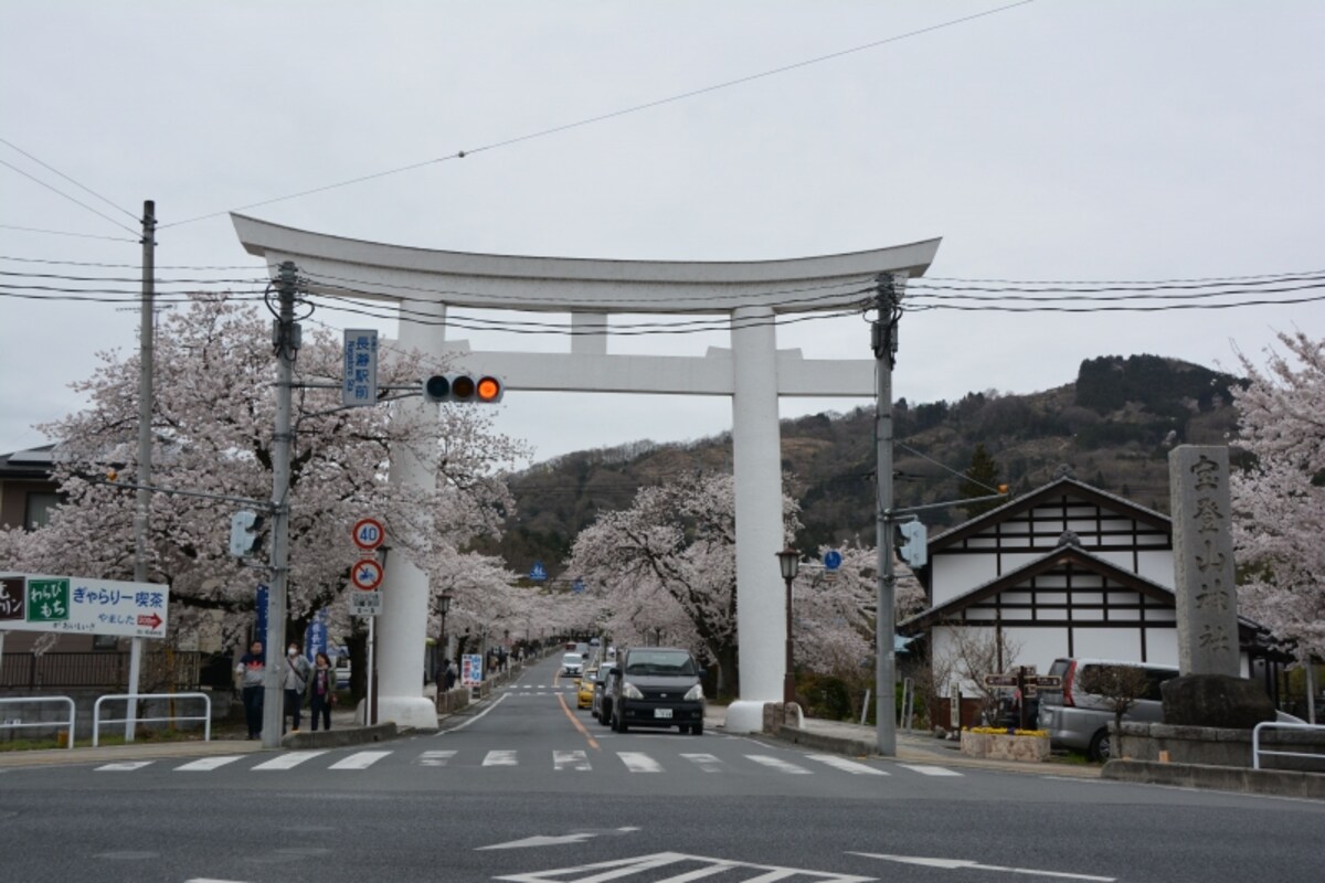 春には薄紅色の桜が彩る一の鳥居からの参道