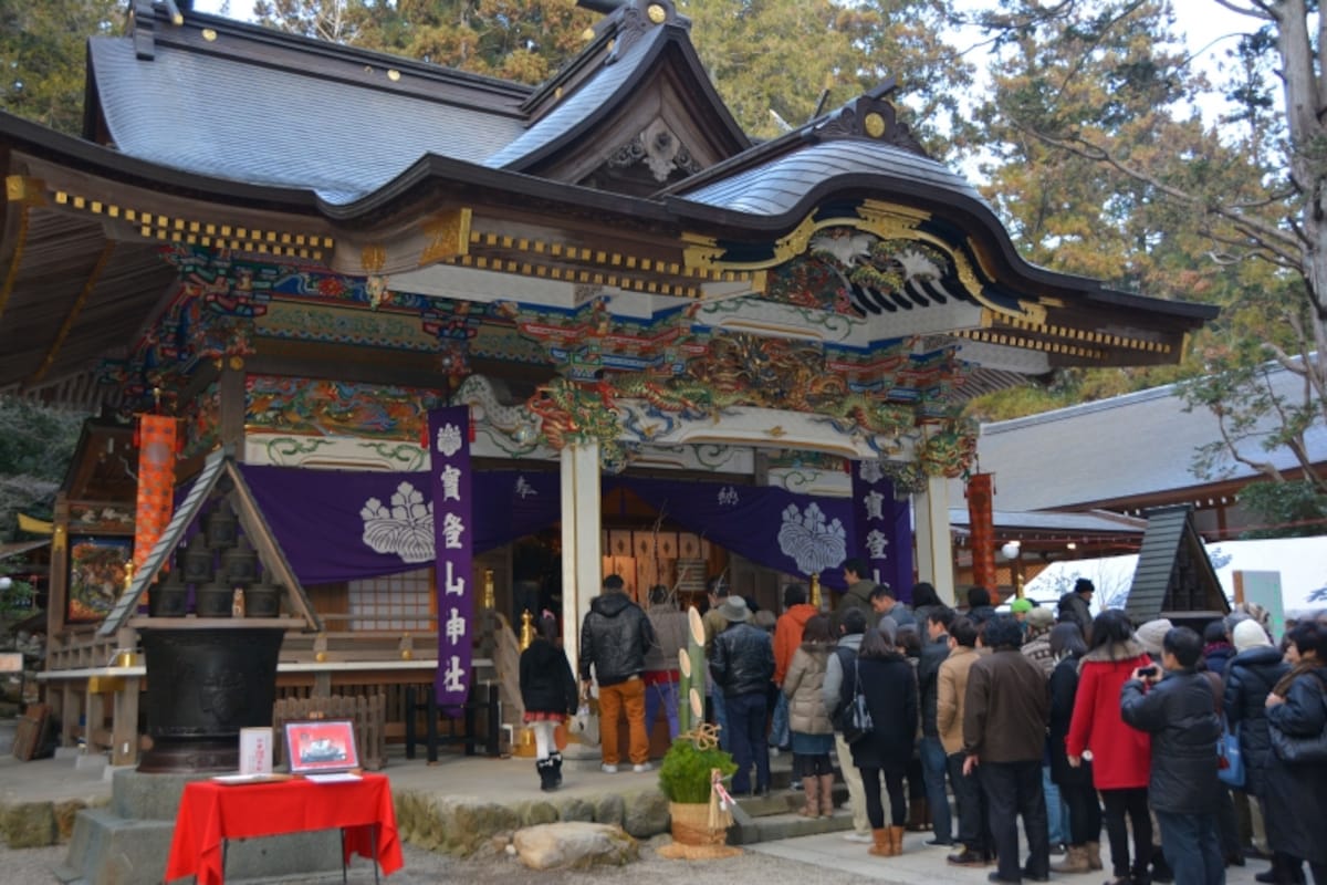 本殿前で参拝をする初詣客