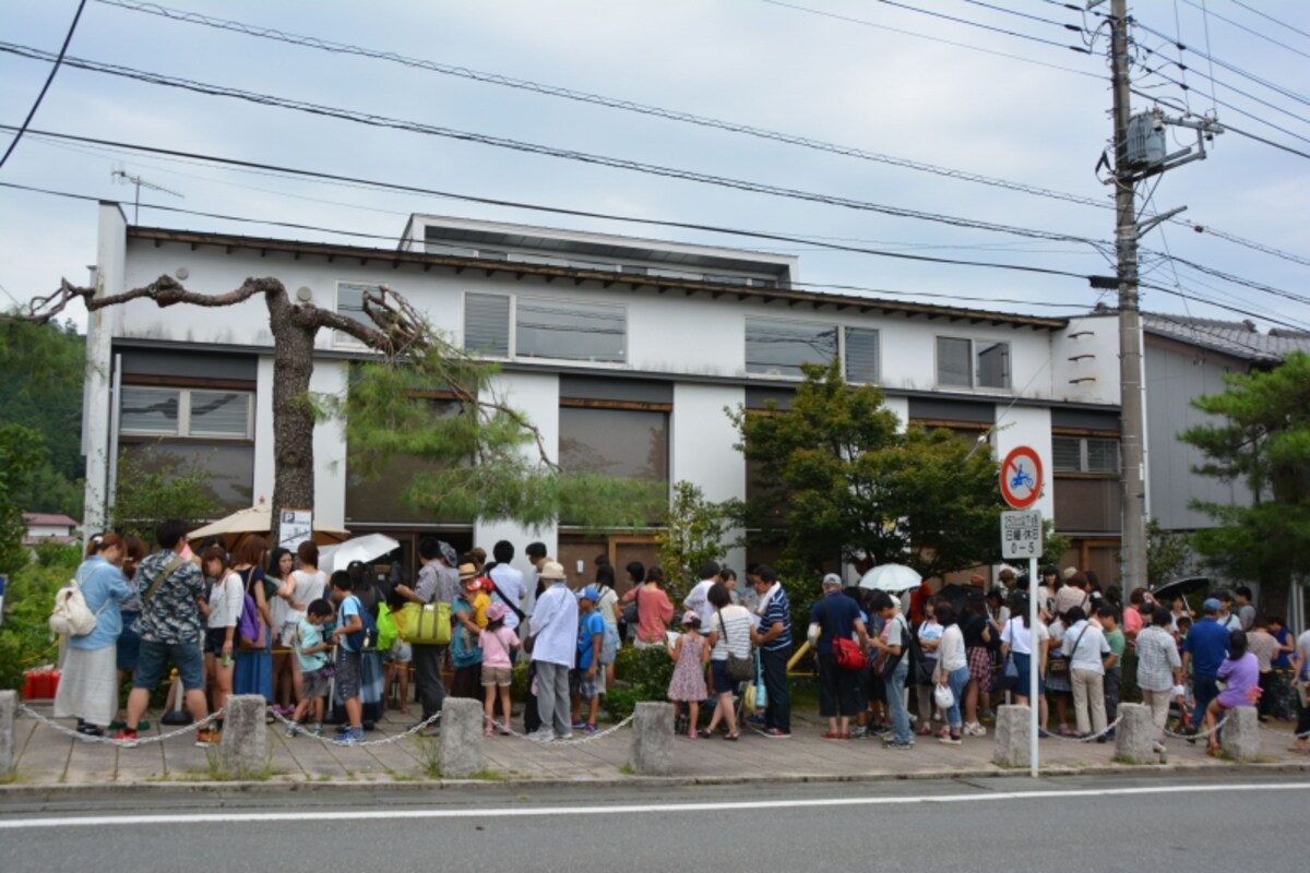 神社の参道沿いに店を構えるかき氷専門店の阿左美冷蔵