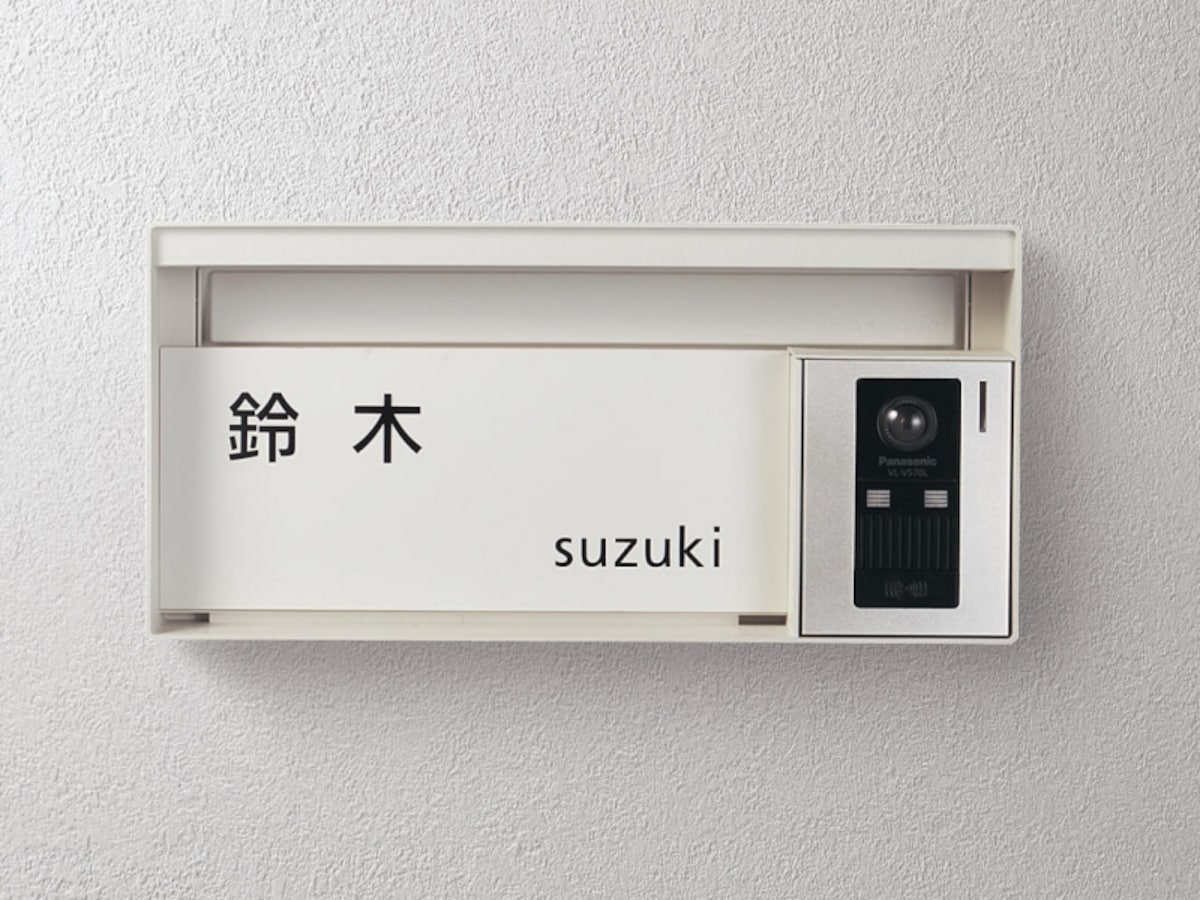 ポスト、表札、照明、ドアホンをシンプルなデザインにまとめたタイプ。大型郵便物サイズの投函も。[サインポスト　ユニサス]　パナソニック エコソリューションズ　http://sumai.panasonic.jp/