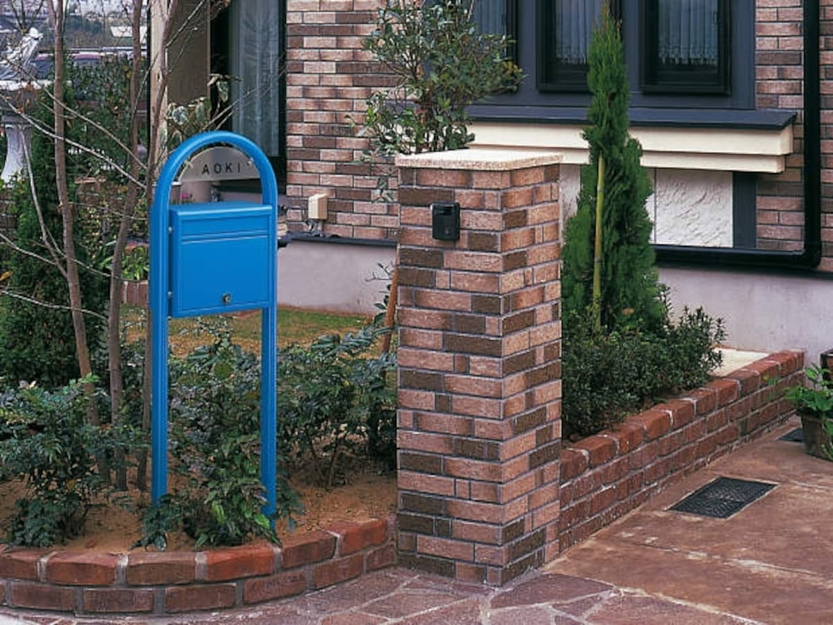 住まいのアクセントにもなる色鮮やかなカラーバリエーションが揃う。前入れ前出し、前入れ後ろ出しタイプを用意。[ポスティモ ブルー]　YKK AP http://www.ykkap.co.jp/