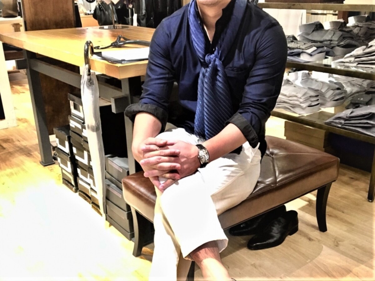 シャツに合わせた春夏ストール。ネクタイ巻きのように短くグルっと巻いている。