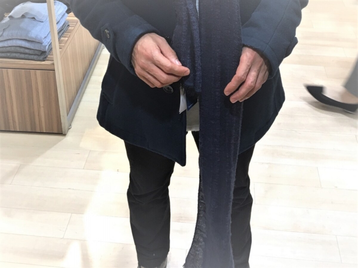左右バランスが2：1になるよう肩からストールを垂らします。