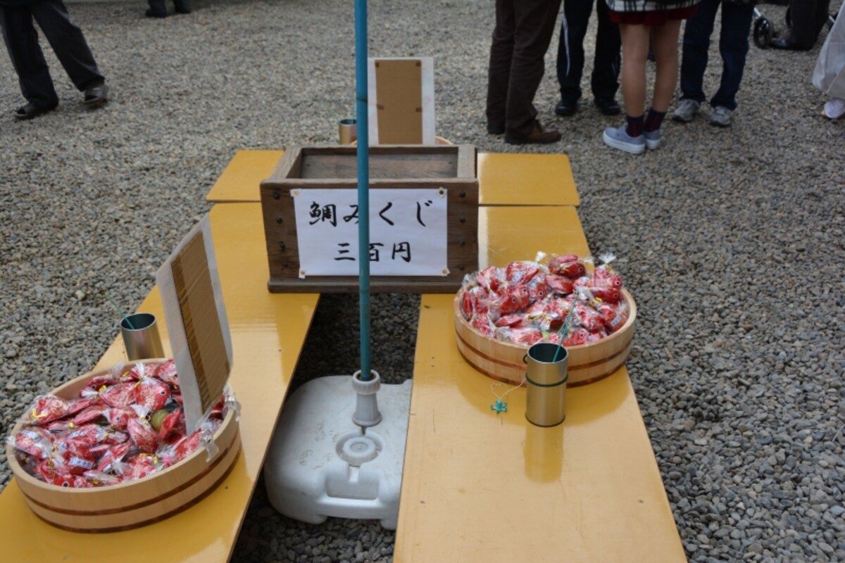 境内の売店で売られている鯛みくじ