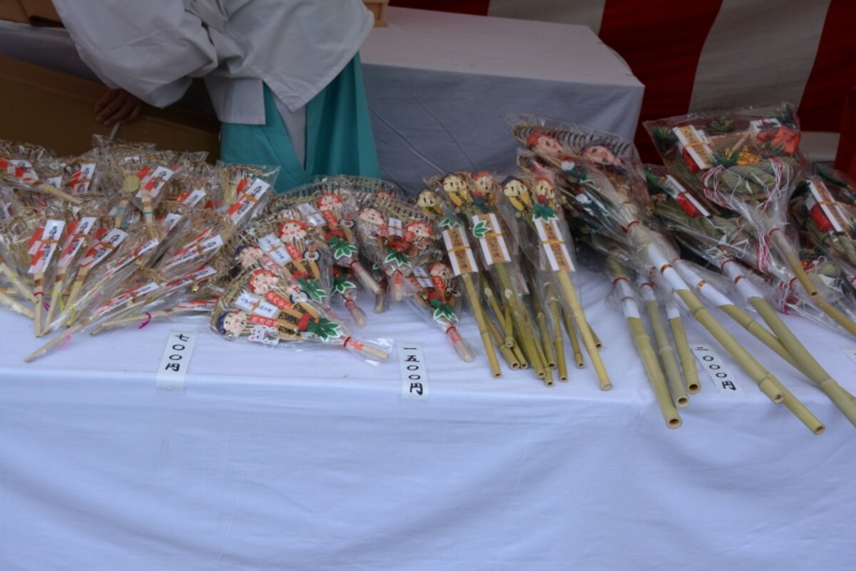 境内の売店で売られている縁起物