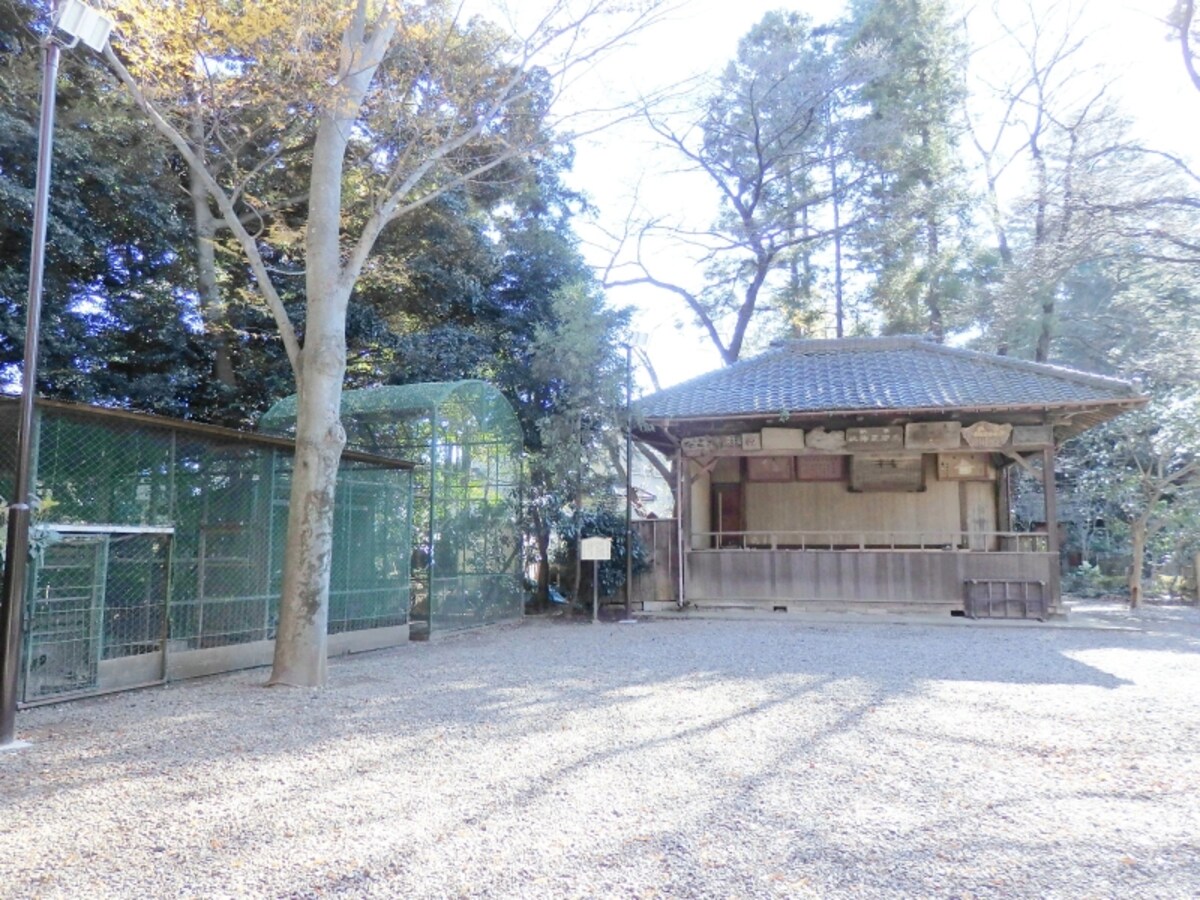 神楽殿の横に設置される鳥小屋