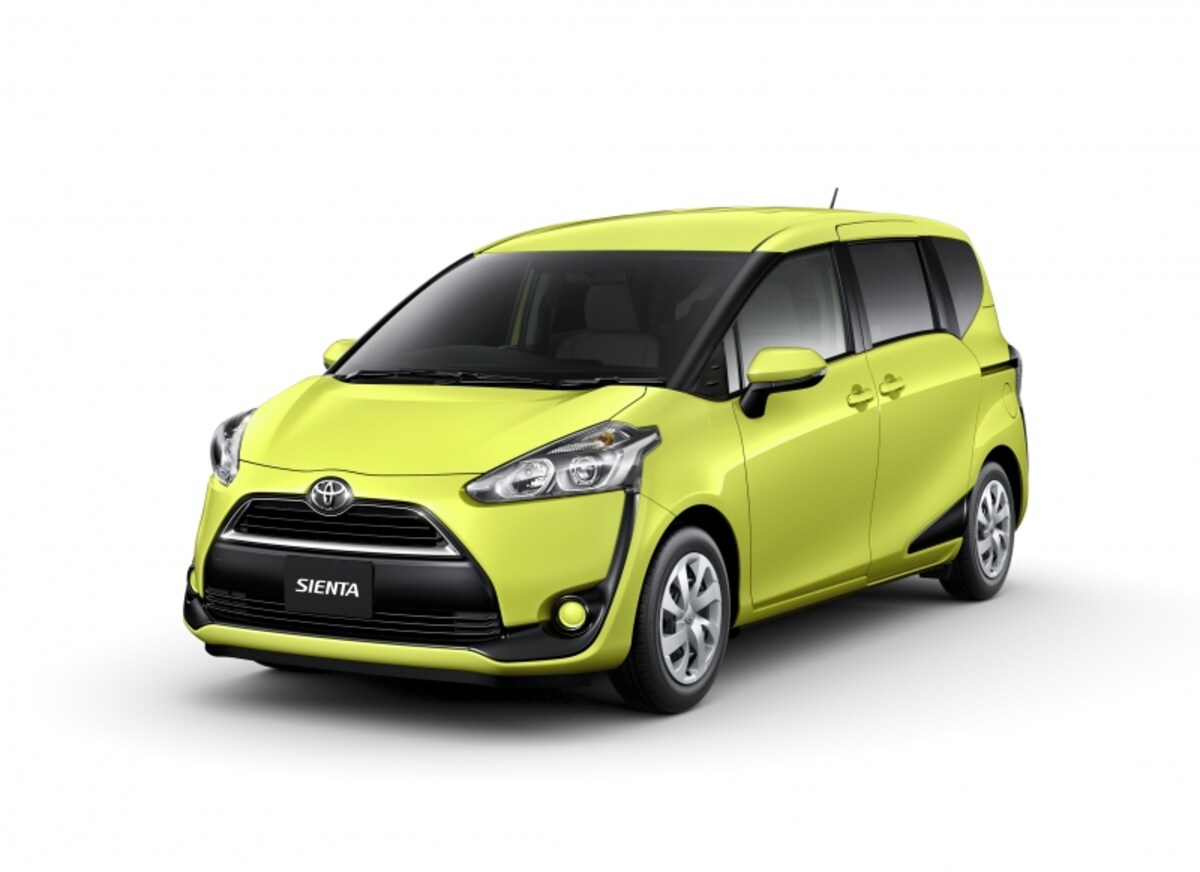トヨタ・シエンタ。大胆なカラーリングとデザインが特長的だが、燃費も良い。ハイブリッドモデルでも222万円から