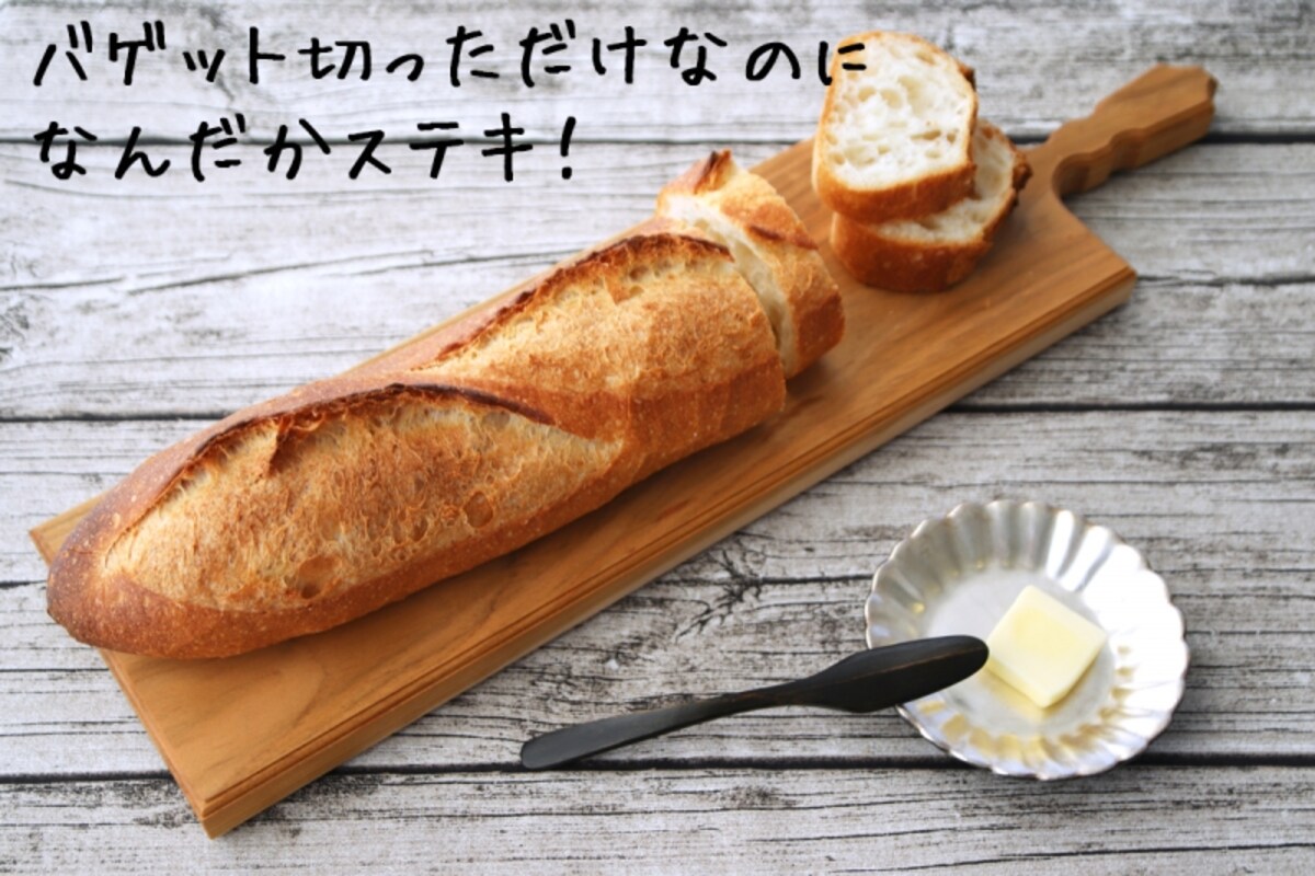 woodpeckerの「山桜のカッティングボード」（税込9612円）。長いバゲットがほぼ乗り切る50cm（持ち手含む）のロングサイズ