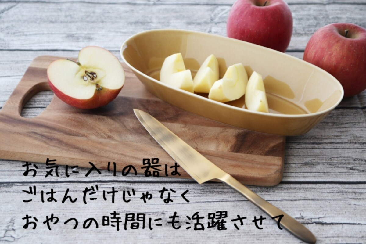 瑞々（みずみず）の「楕円鉢 9寸 うす飴」：2700円（税込）、志津刃物製作所の「pomme（ポム）ペティナイフ」：6558円（税込）。