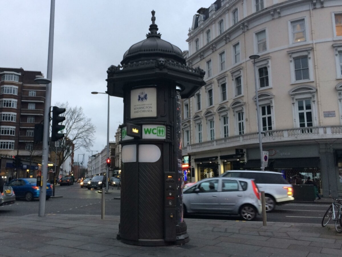 ロンドン、サウスケンジントン駅前の全自動公衆トイレ